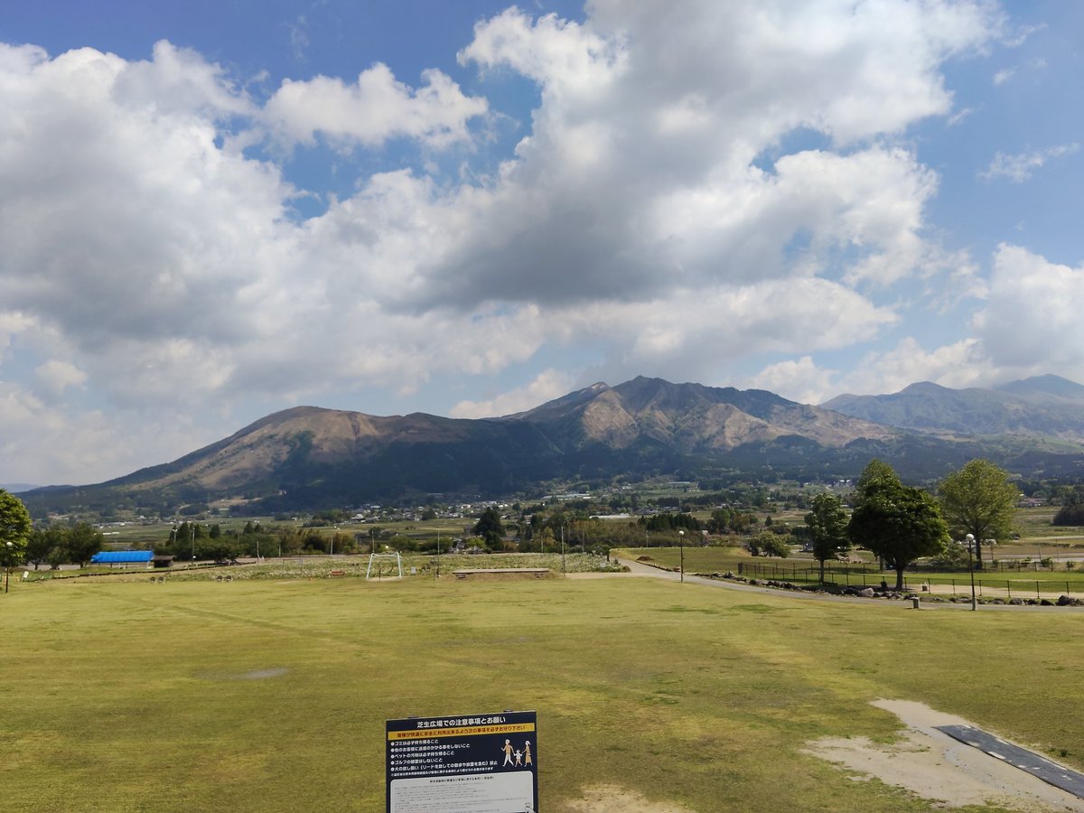 souhiro0313's tweet photo. GWは熊本に帰省中、やっぱり阿蘇の山はきれいだなあ https://t.co/nCaZhtxrQZ