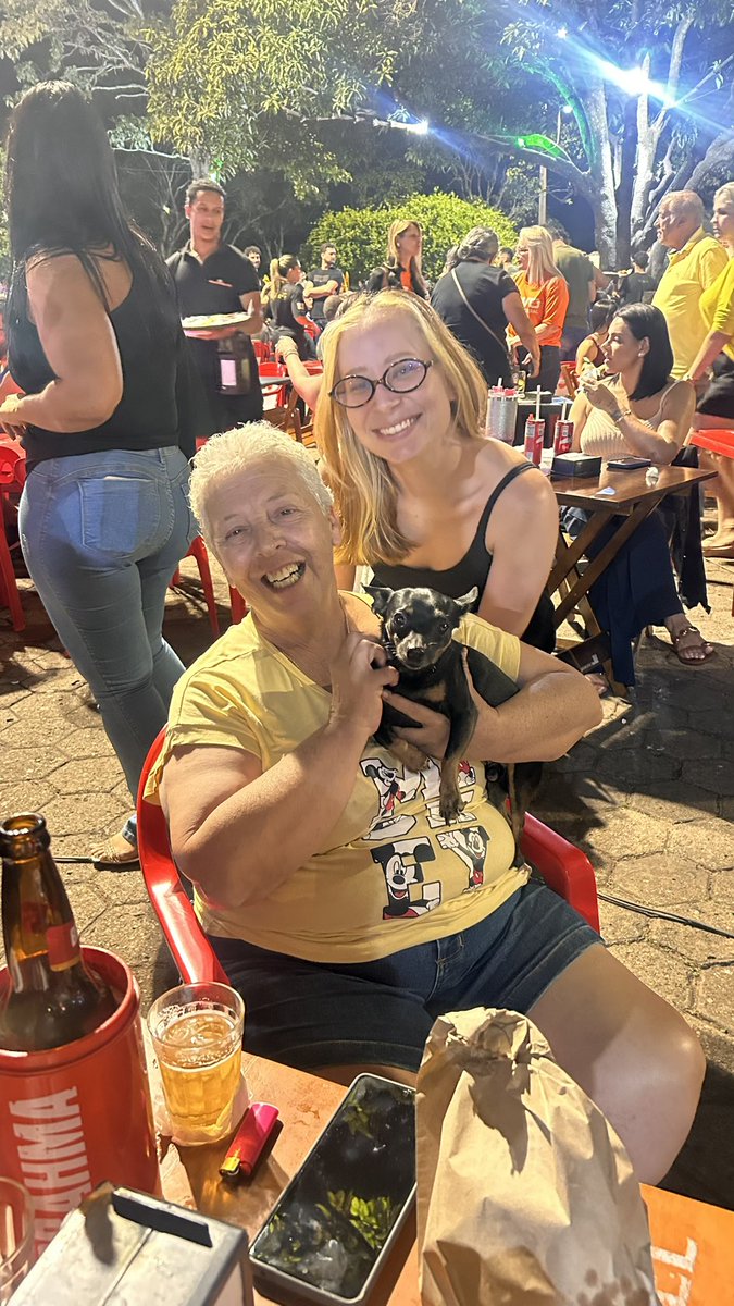 thaisveigaa's tweet photo. Gente essa é a dona Elaine, eu precisava de uma mesa e ela tinha uma no meio do toizinho. Viramos amigas https://t.co/8tzgqYolRU