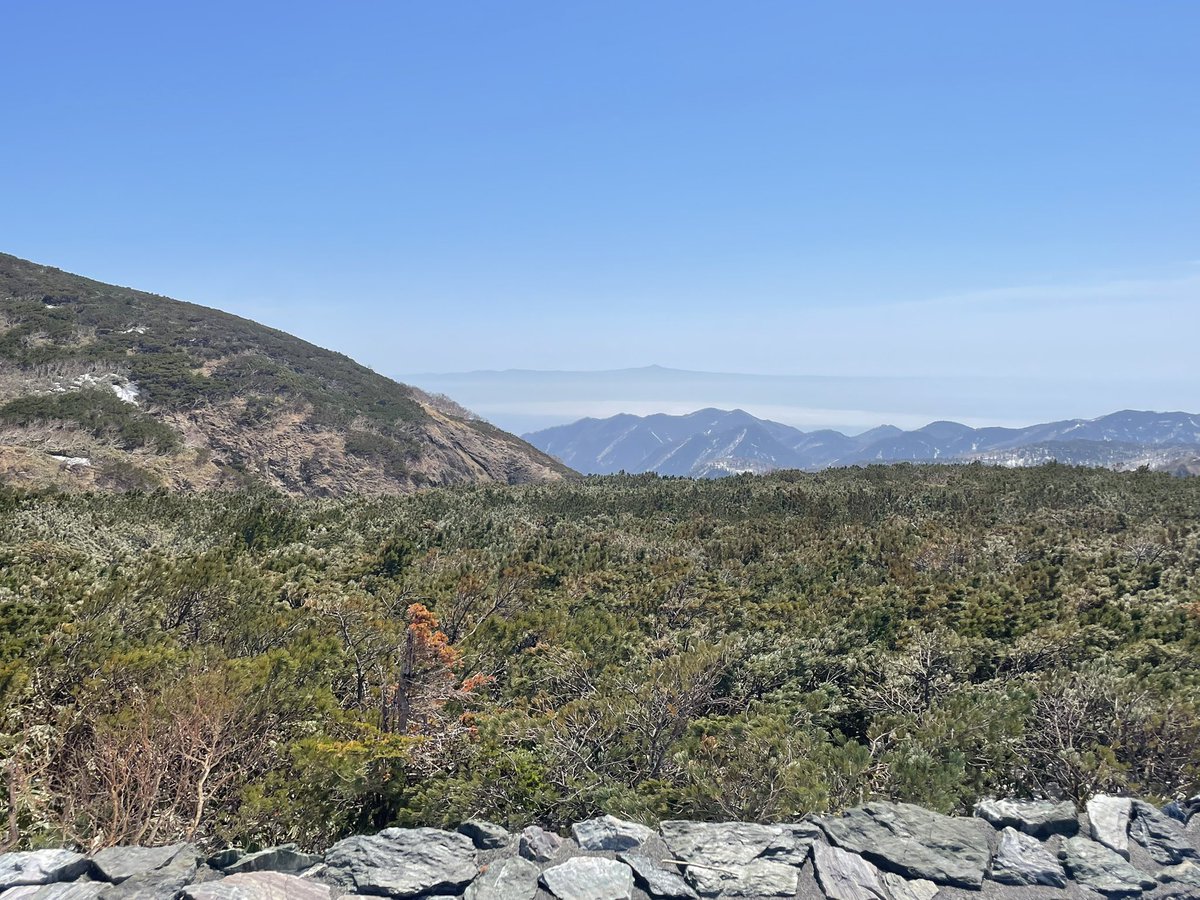 知床峠

5月とは思えない景色
羅臼岳の山肌までくっきり見えて絶景!!!!

4枚目は峠から見えた国後島
晴れててこっちも見えた✨