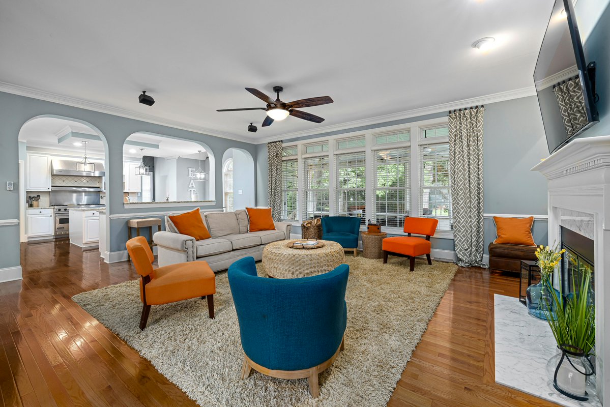 fuzzybeedecor1's tweet image. Spacious, organized, and well.......colorful. 🐝🐝

#interiors #homedecor #decor #accents #roomaccents #accentdecor #mystyle