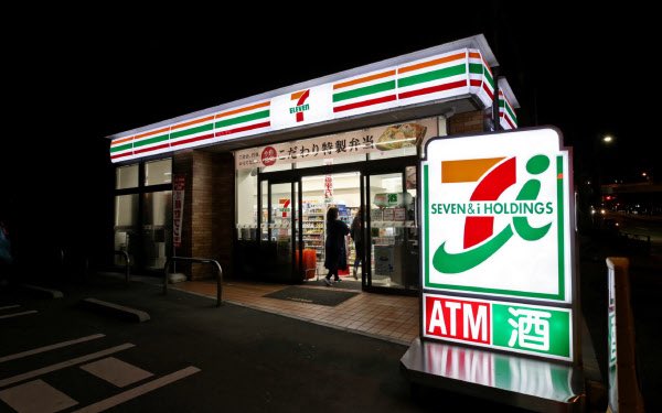 tugumi794's tweet photo. 🇯🇵 vs 🇺🇸 コンビニ文化の違いがエグすぎる😂
日本人が「コンビニ飯」で生きてるのに、アメリカ人は「緊急用スナック」扱いな理由を徹底比較！ https://t.co/lEyQmY59vm
