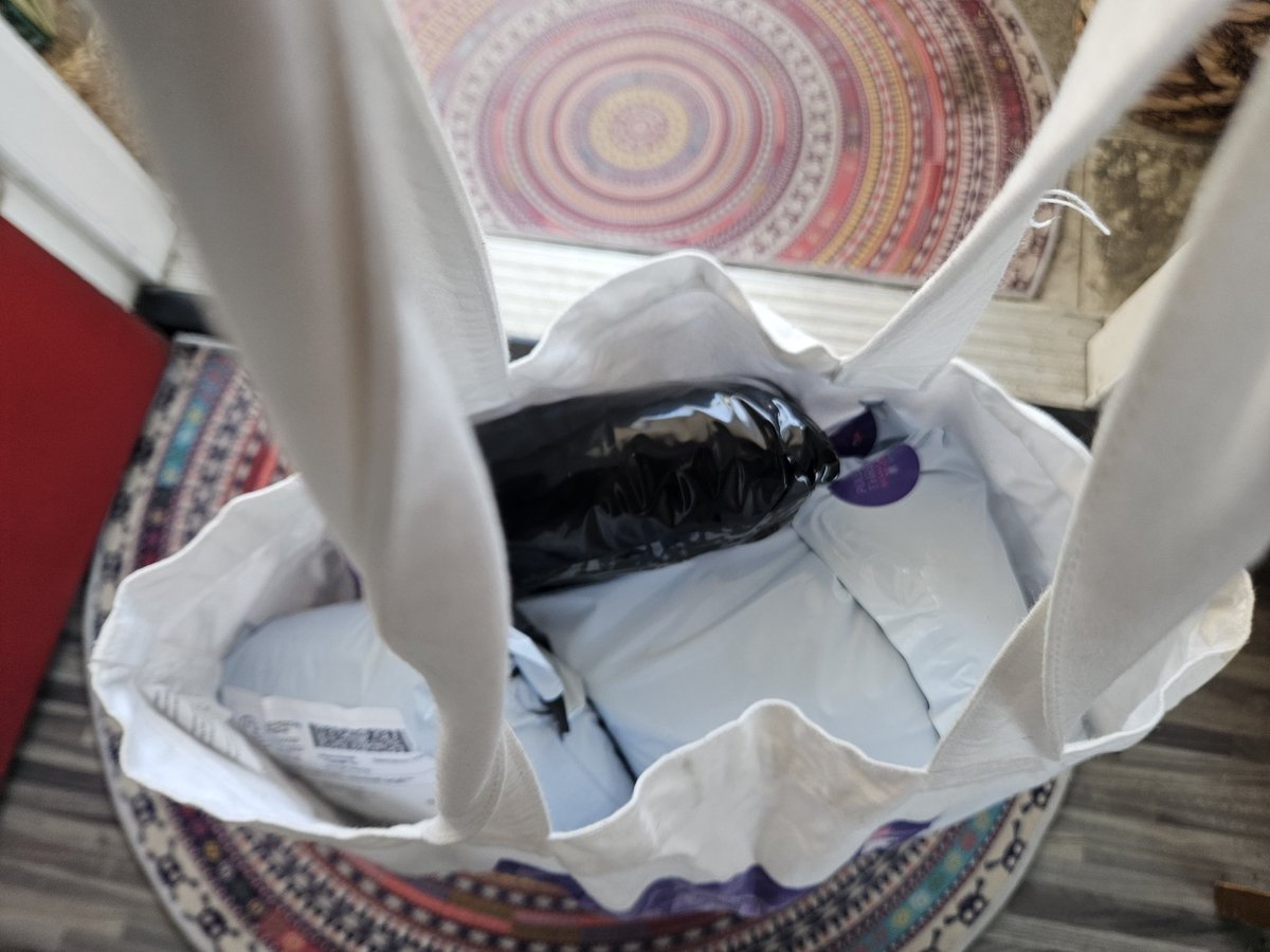 PixelAndThread_'s tweet photo. been a #ThirstyThursday for us!! 
2 new @vinted sales on a brand new just launched platform for us
many tried &amp; true on our @ebay 
and 1 on @depop LFGOOOOOOOOOOOOOOOO 🛒🛍📦📨🚚 #PixelAndThreadResale #MovingGrooving #GRIND https://t.co/QCeF3vPtYP