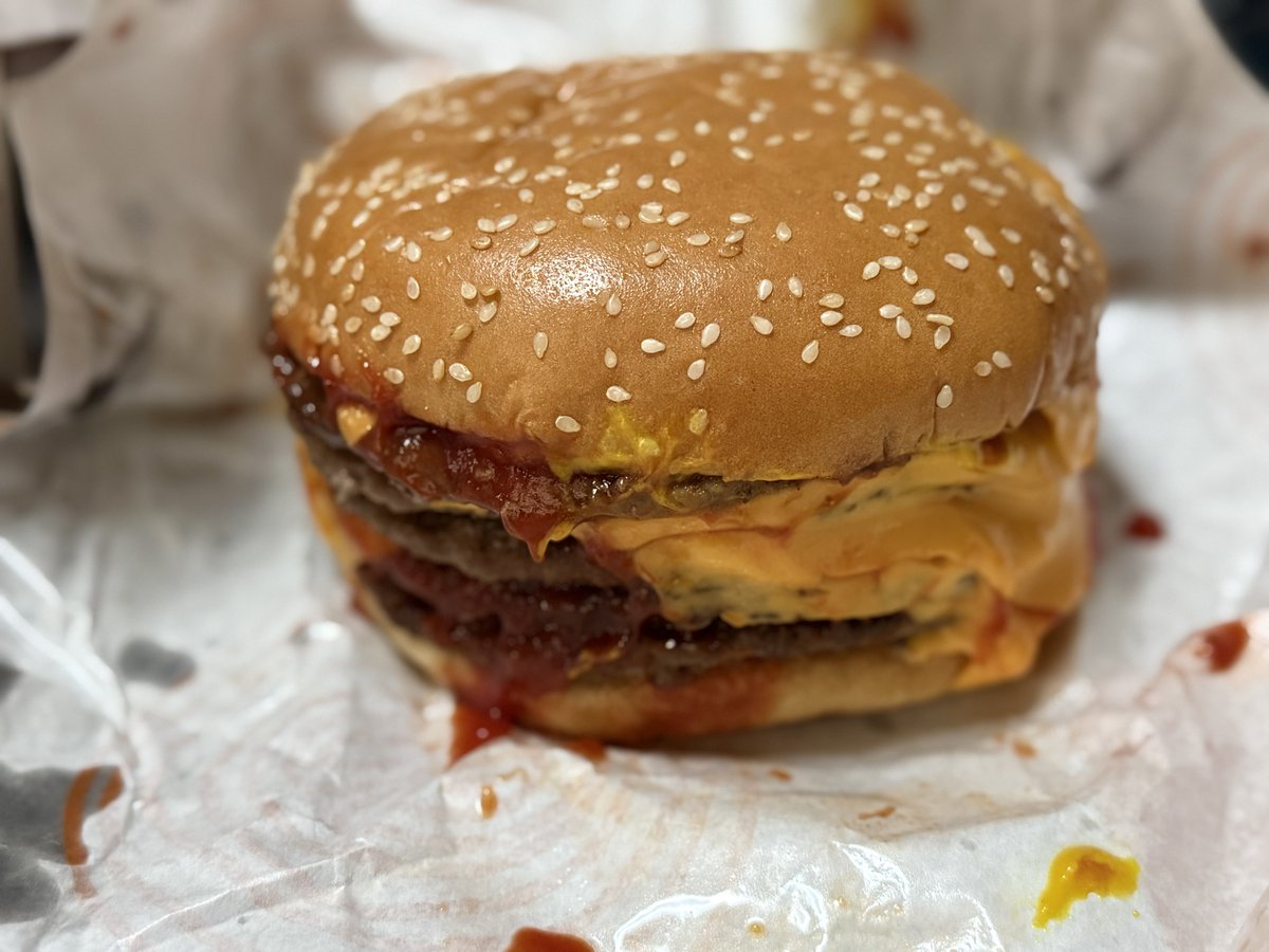 10Kazuto01's tweet photo. バーガーキングの新作デカイ🤣 https://t.co/S5lvXMCp8n