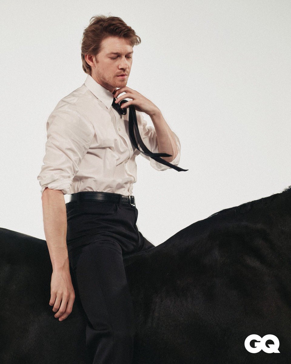 joe alwyn safe space tweet media
