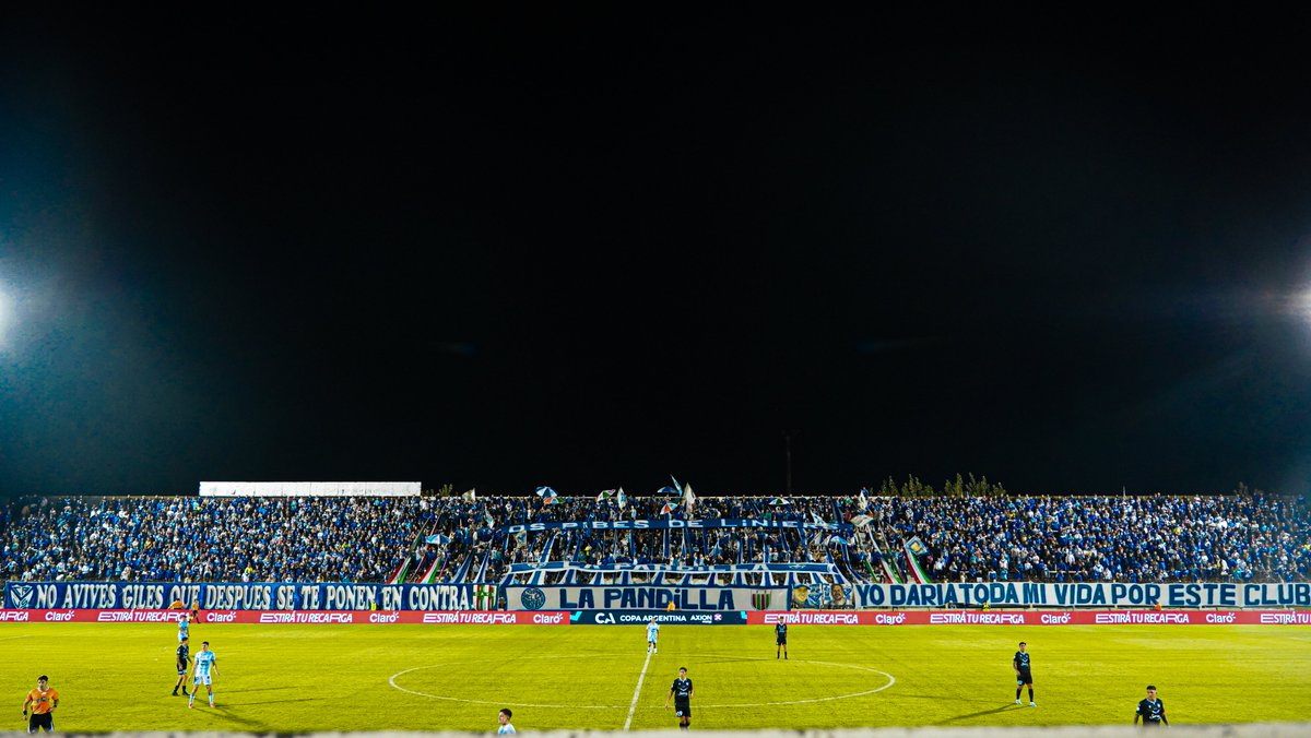 La gente de #Vélez copando Caseros 💙👏