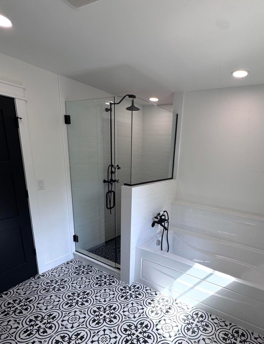 GlassUnlimited1's tweet photo. ✨. Shower glow up in progress ✨Who else is loving the contrast of black fixtures against crisp white? 😍
#BathroomRemodel #ShowerGoals #ModernFarmhouselook #BlackAndWhiteBathroom https://t.co/QMJrgcPyH6
