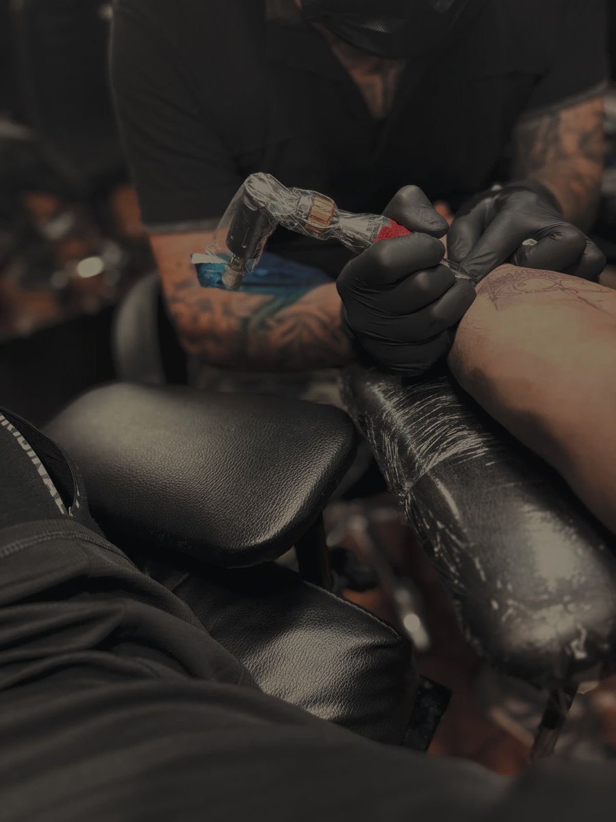 ZukarialTw's tweet photo. Au Mernoski

Donde Moski se muda a un dpto cerca de su academia de ballet, arriba del estudio de tatuajes de su primo

O donde Mernuel, un tatuador de mal carácter con fobia al compromiso afectivo, se ve obligado a convivir con un tentador bailarín. https://t.co/ZhVbvzy3pj