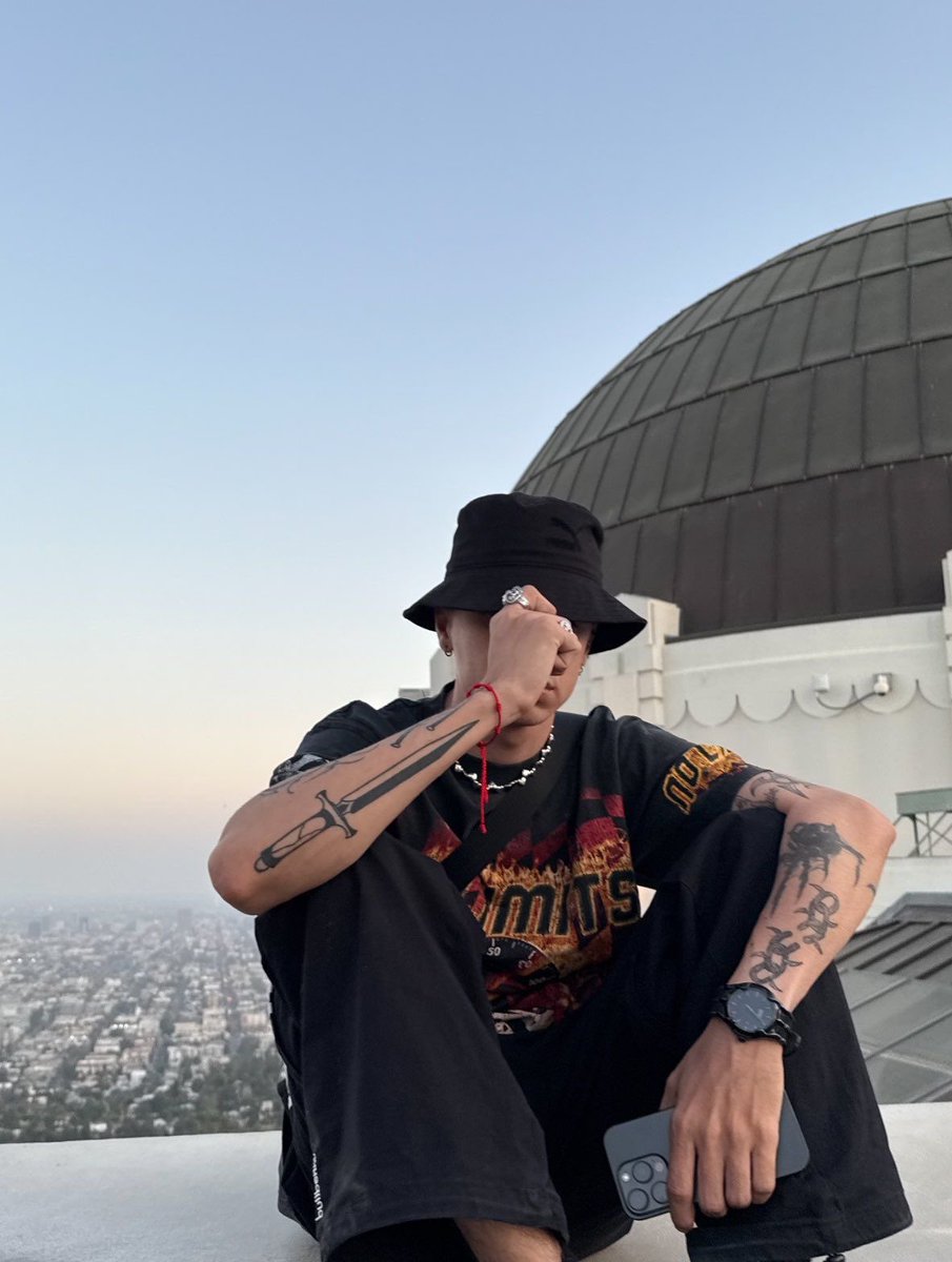 ZukarialTw's tweet photo. Au Mernoski

Donde Moski se muda a un dpto cerca de su academia de ballet, arriba del estudio de tatuajes de su primo

O donde Mernuel, un tatuador de mal carácter con fobia al compromiso afectivo, se ve obligado a convivir con un tentador bailarín. https://t.co/ZhVbvzy3pj
