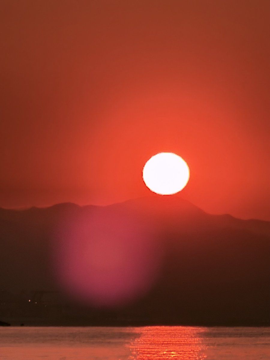 Alonein43672278's tweet image. #photography #dawn #sun red