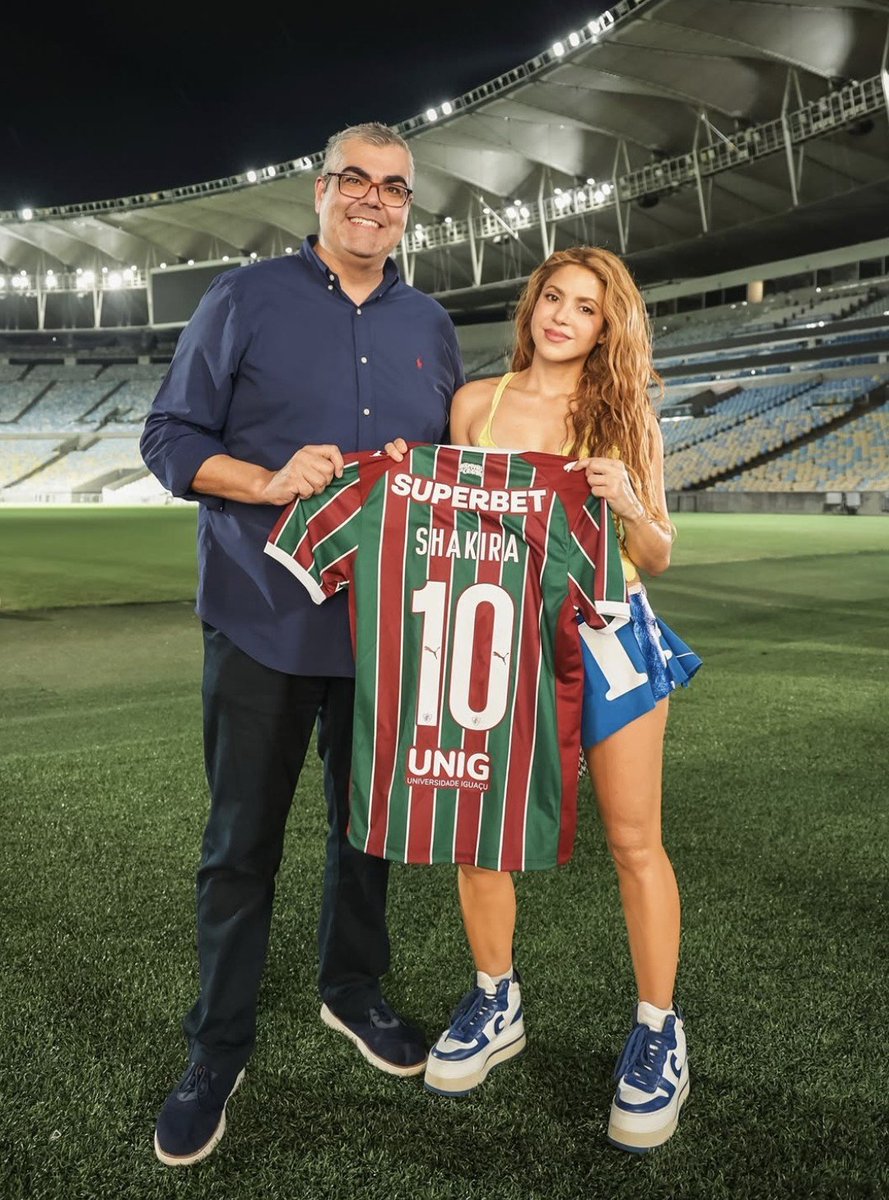 Shakira_Brasil's tweet photo. Shakira marcou presença no Estádio do Maracanã na noite de hoje e mostrou que já entrou no clima carioca posando com as camisas de dois gigantes do futebol: Flamengo e Fluminense 🇧🇷✨️ https://t.co/nepkhHGn5J