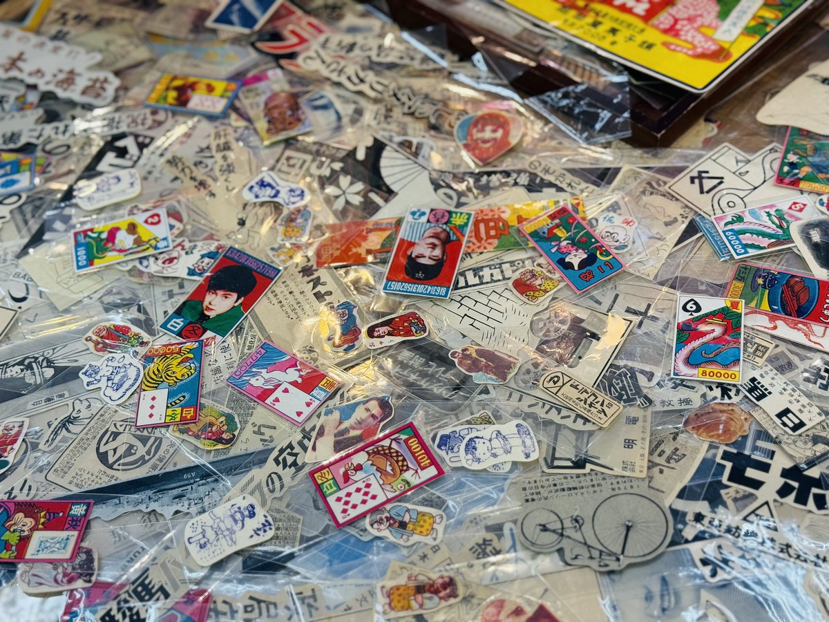 time_ad_record's tweet photo. 昨日の閉店時間のボリュームと今朝の朝一のビフォーアフター！生憎の雨模様ですが本日も盛り盛り補充！@Hands_Shinjuku
#ガチアンティークシールバイキング #ヴィンテージ　#アンティーク　#スマホ裏が無駄に可愛くなるステッカー　#オシャレなCAFEやBARに飾ってあるアレ　#嘘だろ当時の実物一点モノ https://t.co/kPBHnpUJyE