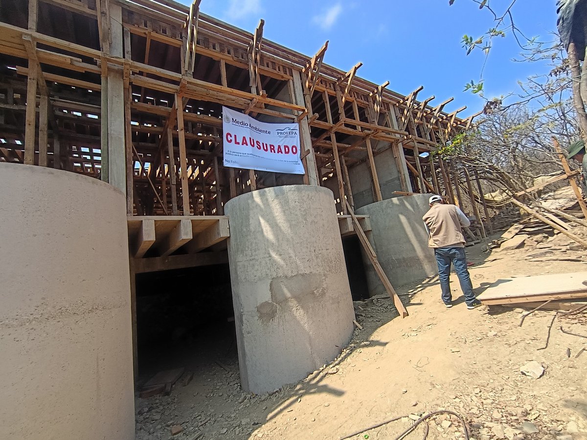 PROFEPA_Mx's tweet image. En Santa María Tonameca, #Oaxaca, impusimos la clausura temporal total de dos predios en los que se realizaban obras de construcción inmobiliaria en ecosistemas costeros acantilados, sin autorización en materia de impacto ambiental, lo que representa un riesgo de afectación a