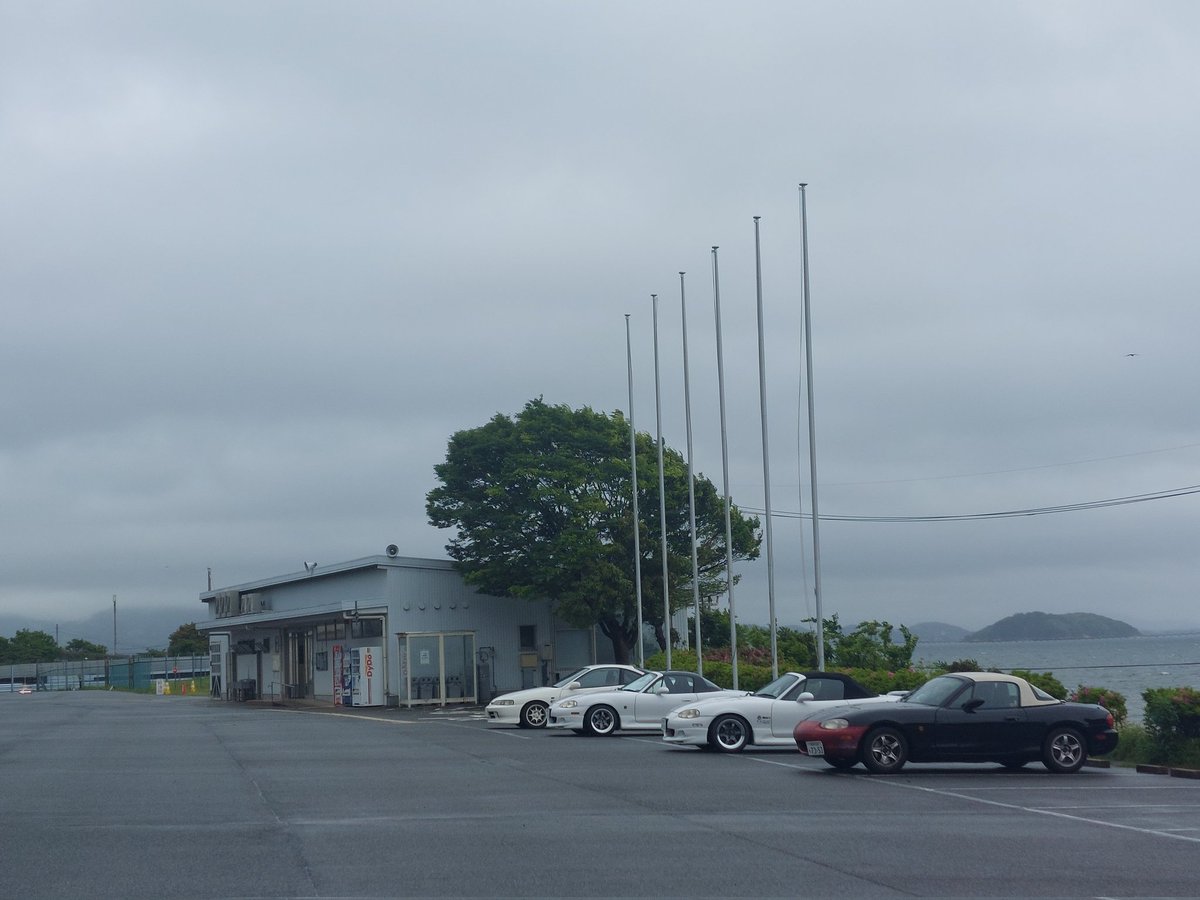 CKInnovation_'s tweet photo. おはようございます☔豪雨じゃないだけ良いのか……小雨が降っており風も少し強めです😢
肌寒いので上着必要ですっ！走行会参加される皆様気をつけてお越しください！お待ちしております😊
雨だけど……安全に楽しみましょう！ https://t.co/jHDAlnOwza