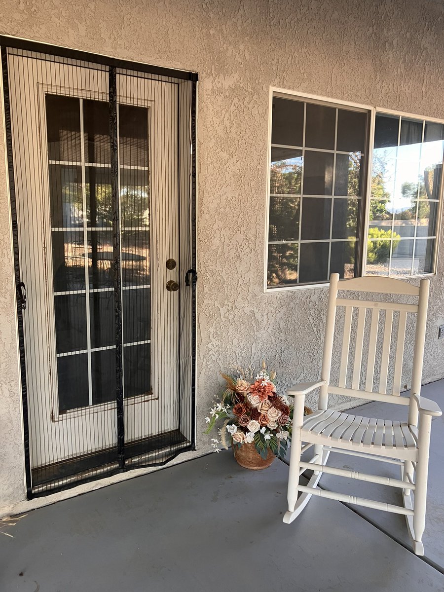 LadyofKyria's tweet photo. This is the door outside my bedroom. I want to level it up. What do you guys think I should do? https://t.co/FRhQaTQGUK