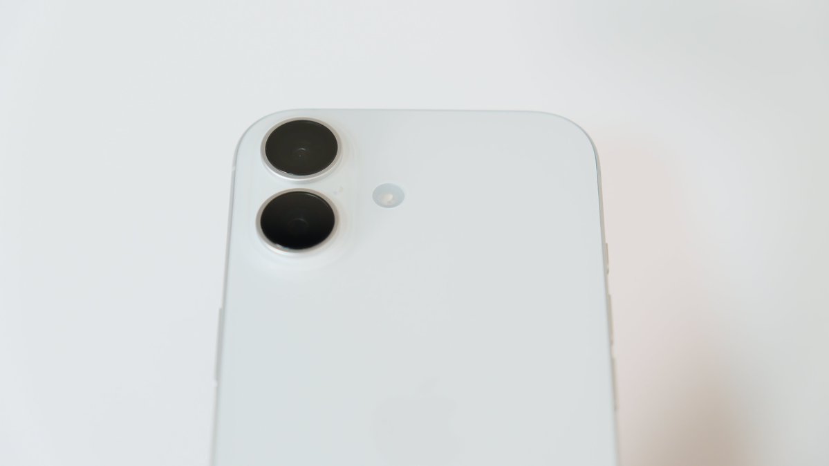 papa_hitorigoto's tweet image. 妻のiPhoneのバッテリーがだいぶヘタり、一部量販店ではSIMフリーiPhoneの価格が上がっていることもあり、Apple公式でも値上げがあると嫌だなぁと思いiPhone 17を購入。
iPhone 17ってこんなに美しかったんですね。
#iPhone17 #iPhone