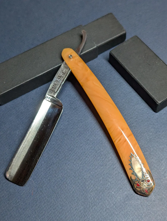 SBeaulieu1970's tweet image. My #GOD.....#razors now days are out of control. First they added a second blade plus a little strip now they are up to freaking 5 PLUS 3 #coatings on the blades. #Straightrazor was the best. What is NEXT..????  THIS..!!??? #lol   19 blades soon...
Real #Men only need 1 blade. 😉