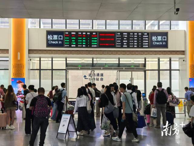 thisisGBA's tweet image. #Transportation | Chaoshan Railway Station in #Guangdong is ramping up for the May Day travel rush! 🚆 From April 29 to May 6, it expects 600,000 passengers, with 133 overnight trains added to meet demand, especially on routes to #Guangzhou, #Shenzhen, #Fuzhou, and #Xiamen.