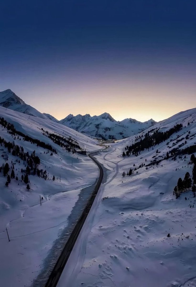 purenature_1's tweet image. End of day vibes 💛🩵💙💜