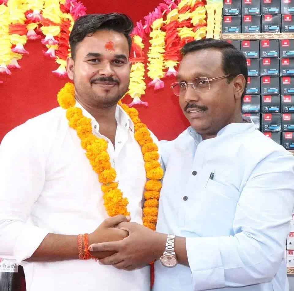 Deepaks98520624's tweet photo. CWC सदस्य पूर्व मंत्री हमारे नेता आदरणीय श्री @Kamleshwar_INC जी को जन्मदिवस की हार्दिक शुभकामनाएं एवं बधाई 💐🎂 

ईश्वर आपको उत्तम स्वास्थ्य एवं दीर्घायु जीवन प्रदान करें! https://t.co/UgQb06QkzH