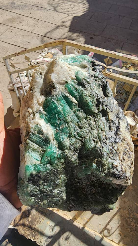 chico_shmoke's tweet image. Just got my hands on this incredible natural formation 🌍Raw, untouched, and full of character.miss..What do you think this could be? 👀#Nature #Minerals #Crystals #Geology #EarthTreasures #RockHunting #NaturalBeauty #GreenStone #Collectors #Gemstones #RawBeauty #Science #Explore