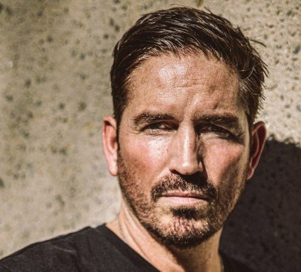 Jim Caviezel: “Abraza tu cruz. Sal a este mundo pagano y profesa tu fe públicamente sin pudor.”

¡Cristo es el Señor!