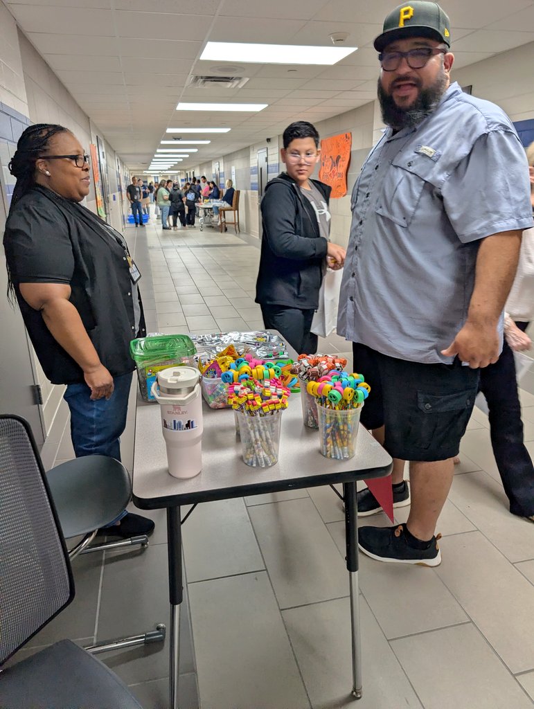 JenniferMJobe's tweet photo. Mustang Masterpiece was an absolute blast! 🐎✨

​Our table was packed from start to finish with non-stop energy! From elementary aged to grandparents, literally everyone got in on the action! 🔥🙌🏼
​#MustangMasterpiece #CommunityVibes 

#DeanDynasty
#LeadTheStampede

@Dean_CFISD https://t.co/NS8IwuLYX1