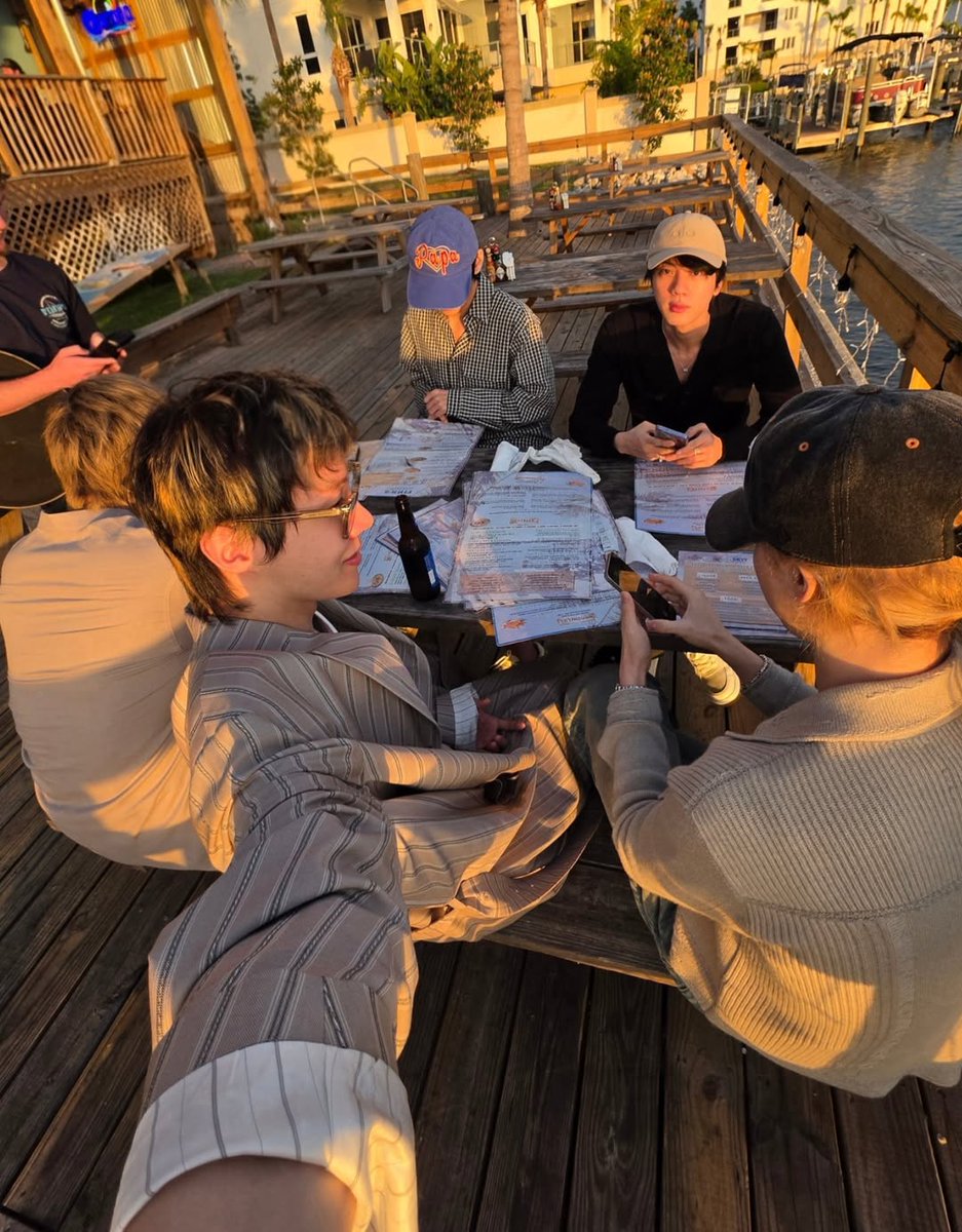 glossrmv's tweet image. don't you love it when they include the members in their ig dumps ☹️ #family
