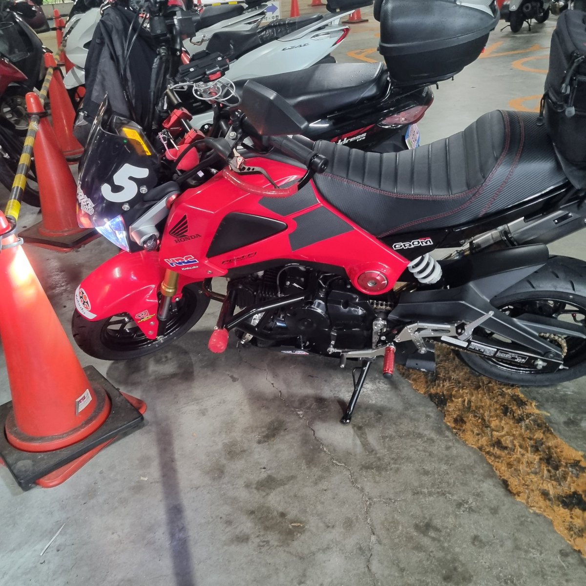 red205's tweet photo. 雨が止んだ隙にグロム発動🏍
UNIQLOまで!
#グロム
#JC61 https://t.co/aGs3OoCCAG