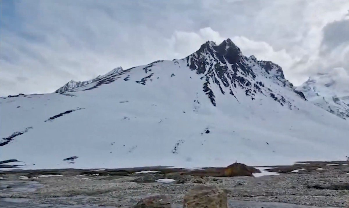 airnewsalerts's tweet image. #AdiKailashYatra set to commence today in #Uttarakhand. 

#Pithoragarh district administration completes all preparations for the smooth conduct of the pilgrimage. 

Registered devotees will undertake the journey as per the schedule.

District Magistrate Ashish Bhatgain says all
