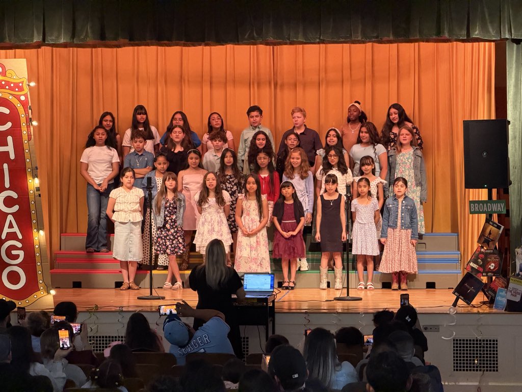 MeadowbrookFW's tweet photo. #Shoutout 📣 to our 4th &amp; 5th grade Choir 🦬 Leaders for an amazing performance! 🎶👏 Thank you #MrsDean @katdean21 for your leadership and dedication! 💚 @FortWorthISD @FWISDVPA https://t.co/LAbqQc5Sh4