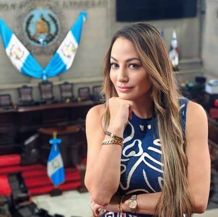 vcaballeros's tweet photo. Ni un solo voto para @PartidoUne . Sandra Torres y sus hijos han vivido por años de la política en Guatemala. Por supuesto que no creen que un partido político se pueda formar desde cero y haciendo las cosas bien. Saquemos de la política a los clanes familiares. https://t.co/214OuyEOOp