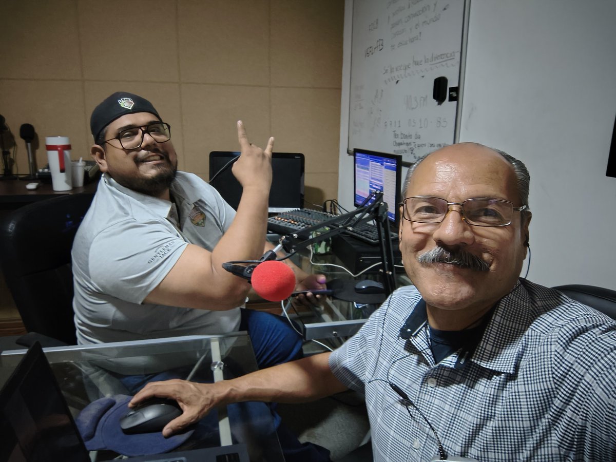 CienciayRock's tweet image. En cabina esperando a que den las 20:00, para iniciar Ciencia y Rock, por Adictivo Radio 90.3 FM y por streaming en losadictivos.com

Pedro Márquez en los controles 

#CienciayRock #Ciencia #Tecnología #Música #Rock #RockClásico #AdictivoRadio #90punto3FM