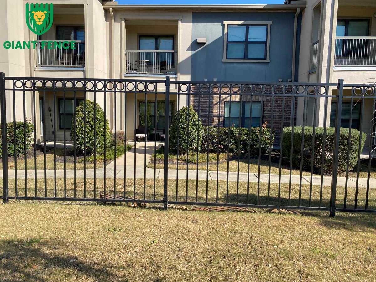 GiantFence's tweet image. Clean lines and reliable strength—this steel tubular fence enhances community safety while keeping a modern, welcoming look. 🏡🔒  #metal #mesh #manufacturing #giantfence #manufacture #safety #chinafence #fence #fieldfence
