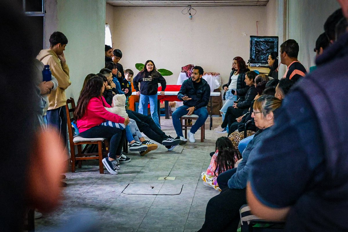 ColinirEma's tweet photo. HOY en Bº Tiro Federal.
Gracias a los vecinos/as por invitarme. 
Seguimos encontrándonos, conversando, mirándonos a los ojos mientras hablamos de Trelew, de lo que le falta al barrio. 
Escuchando que piensan de la actual gestión, que ve bien, y que no:
Tarifazo, recolección de residuos, transporte público, estado de las calles, desidia y maltrato. Trelew necesita tanto.