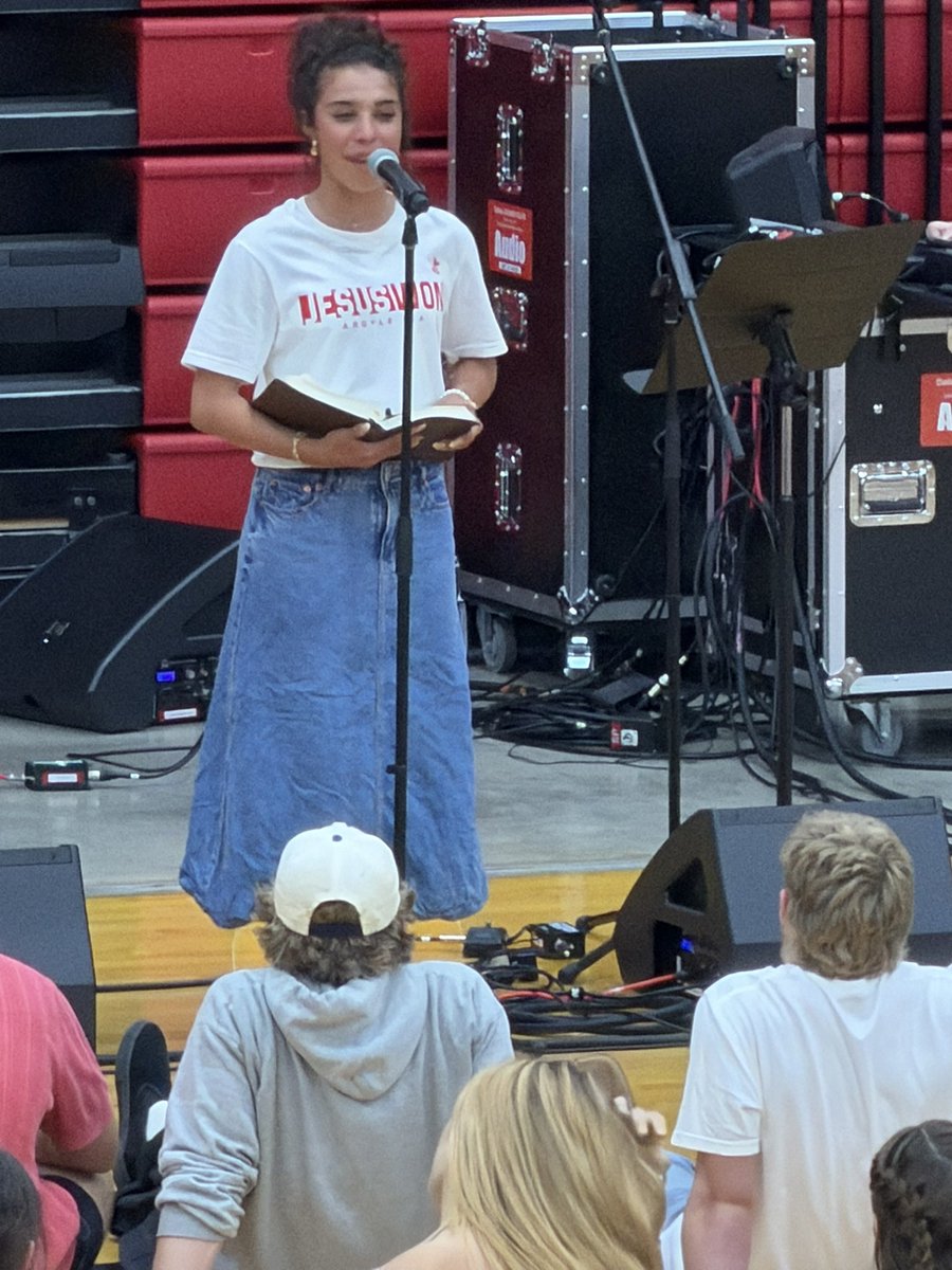 jsutton_button's tweet photo. Argyle FCA held Fields of Faith tonight, and it was AWESOME! Thanks to all these awesome students for sharing their testimonies and for giving God glory! You can tell they are “consumed” by the right thing- JESUS! ❤️✝️@ArgyleHighTX @ArgyleISD https://t.co/oNUS9ImIBu
