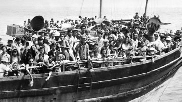 TammiMinoski's tweet photo. #OTD 1975: After the #FallOfSaigon, 2 million refugees fled, fearing reprisal from the new Communist government. Some traveled overland to Thailand, 800,000 escaped by boats. The journey at sea was perilous. https://t.co/nwZlAnv3C3… #VietnamWar #ColdWarHist https://t.co/ojV5vCnuKl