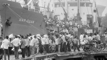 TammiMinoski's tweet photo. #OTD 1975: After the #FallOfSaigon, 2 million refugees fled, fearing reprisal from the new Communist government. Some traveled overland to Thailand, 800,000 escaped by boats. The journey at sea was perilous. https://t.co/nwZlAnv3C3… #VietnamWar #ColdWarHist https://t.co/ojV5vCnuKl