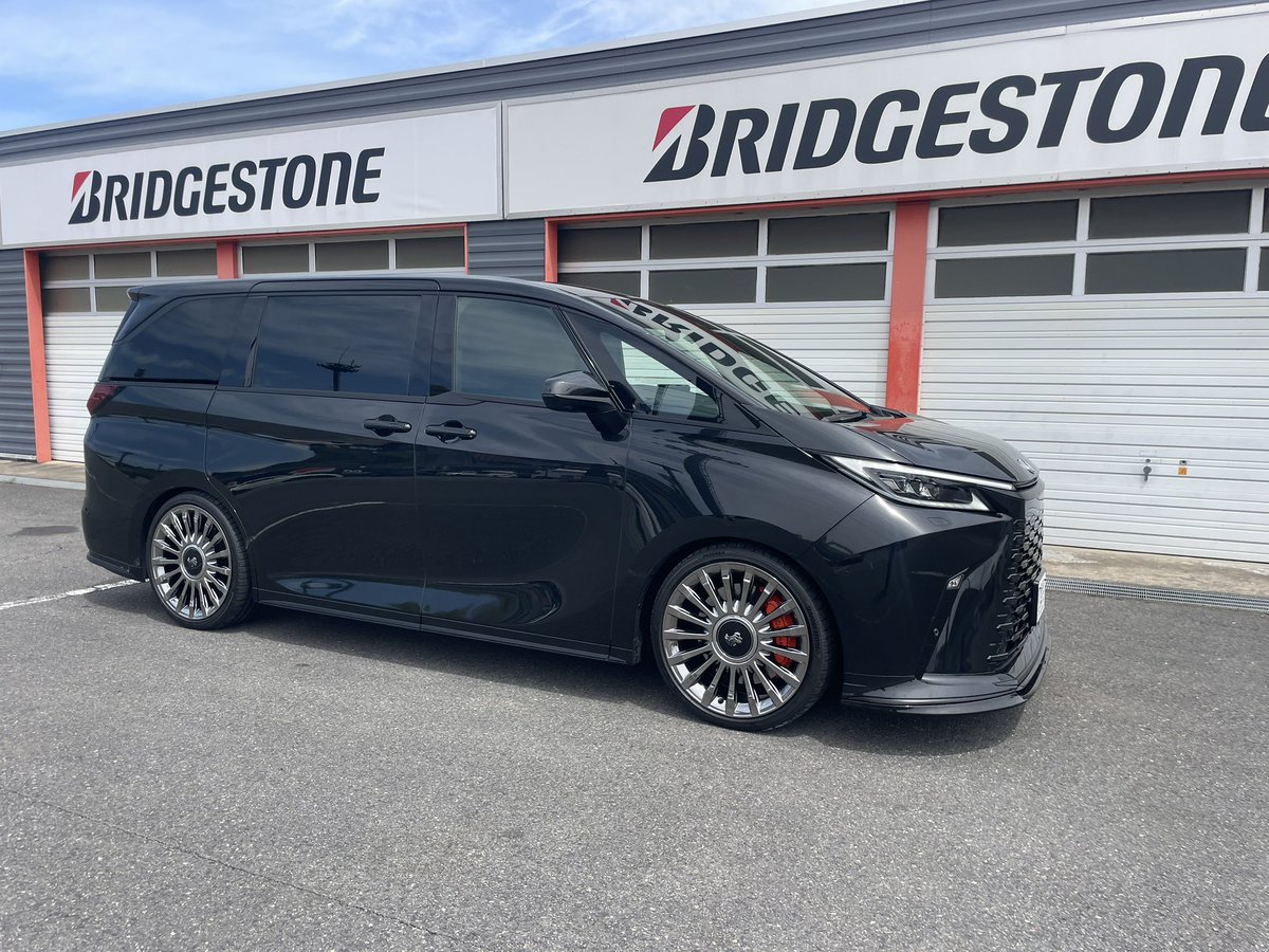 LEXUS LM カスタム

TOYOTA CENTURY 
22×9J+35

Ferrari Purosangue純正
BRIDGESTONE 
POTENZA SPORT 255/35-22

LEXUS RXフロントキャリパー
LEXUS LS フロントローター

GROW Design スプリング
BLITZ カーボンリップスポイラー
メッキ部分をラッピングにてブラックアウト