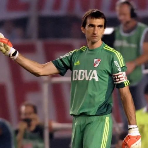 En Sudamericana, con buzo verde y al palo izquierdo.