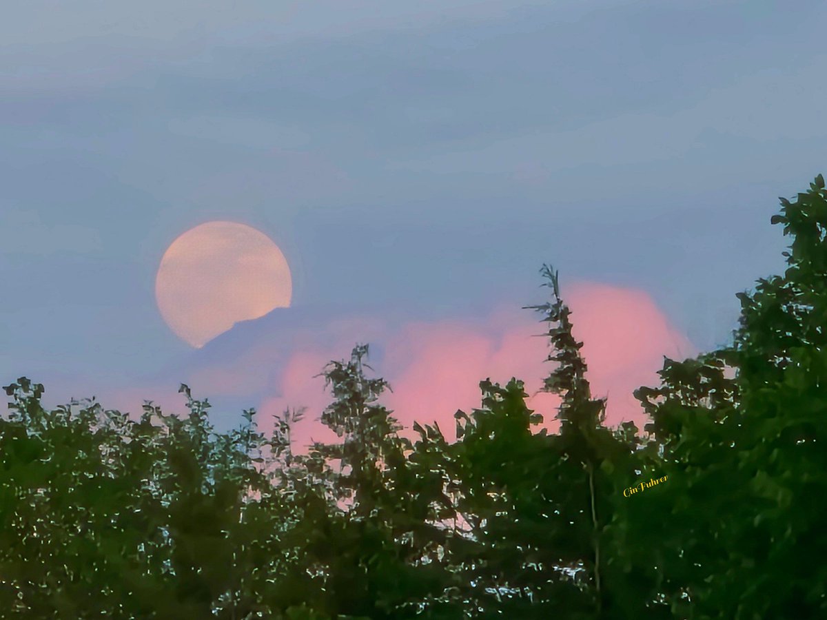 ginfuhrer1's tweet photo. @NickBenderKMBC @JacobLanierWx @fox4wx beautiful moon rise tonight . . Springdale, Leavenworth County ~ https://t.co/D693XYXdS3