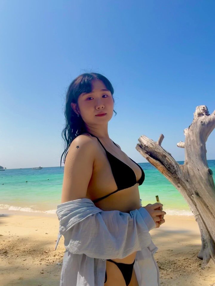 LambyP12's tweet image. [irl #36] another cute girl trying to be hot. Its sara
#irls #asian #bops #wankchat #cuck