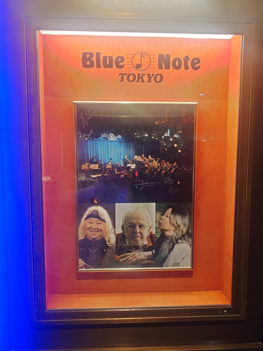 drumonkey1124's tweet photo. 昨日はありがたいことにブルーノートにこちらを見に行かせて頂きました。

皆さん演奏素晴らしいのは当然として、個人的にはリズム隊の素晴らしさと、やはりBob Jamesの異次元さが最高でした！

あと久しぶりに来たブルーノートは、喫煙室が無くなっていました（笑） https://t.co/a3N1kFoYpY