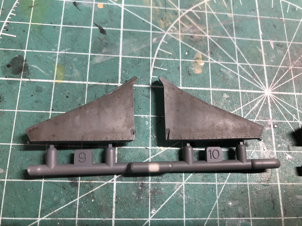 kairobeX's tweet photo. タミヤ　1/72 F14D
エアバッグの塗装完了
Mr.ウェザリングカラーのマルチホワイトとグランドブラウン、ぼかし筆、綿棒、指を駆使して汚しました。 https://t.co/Dg4iXORUCV