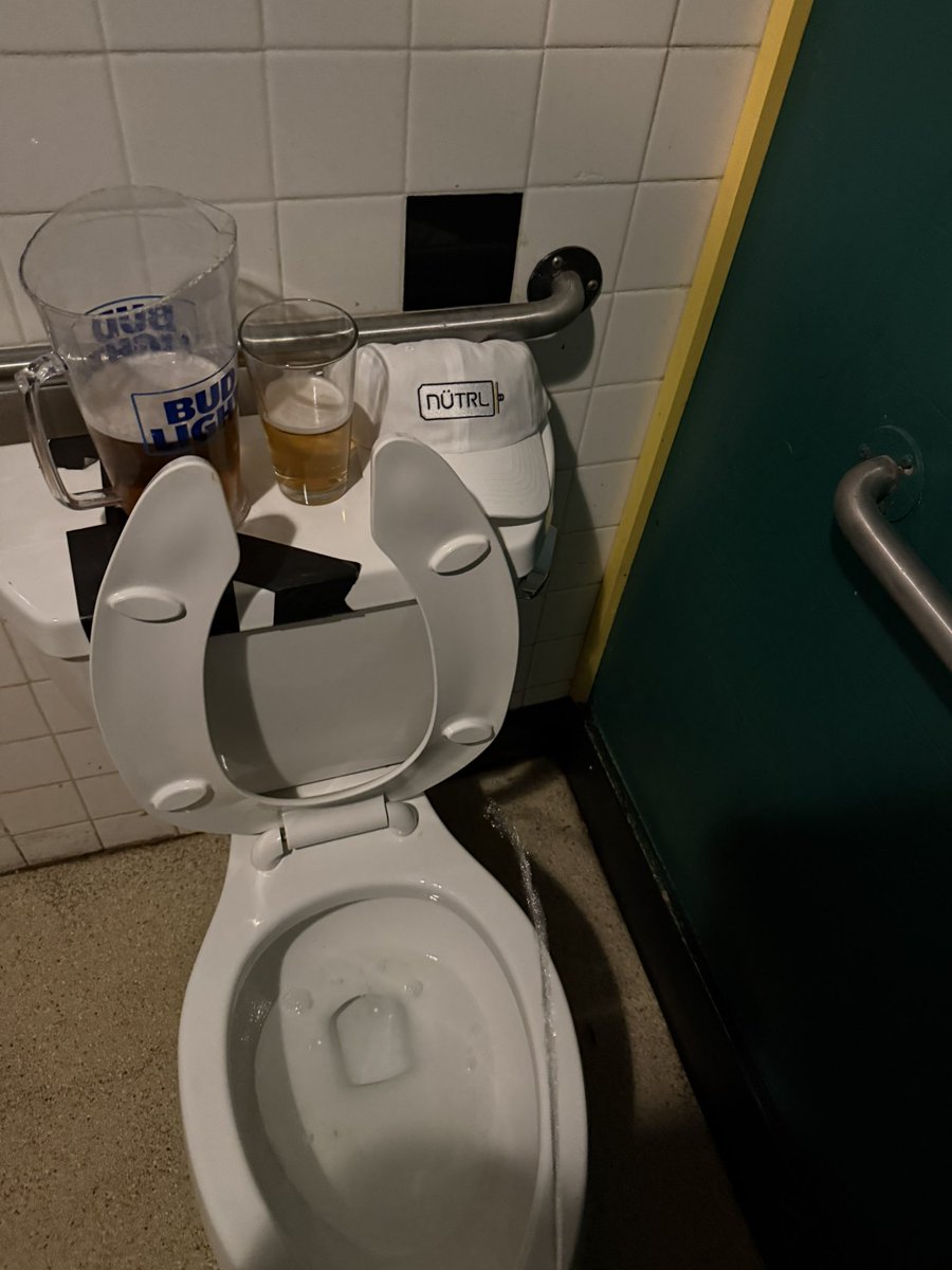 TobyMVP's tweet image. Livvy Dunne beers all night.
Free Merch from the Nutrl ladies
WIDE RIGHT!!
#expand #beers #lank