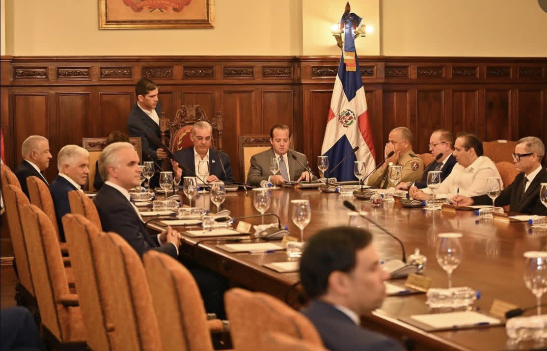 ¿Cómo recortará el Gobierno el 50% a los partidos políticos? 🇩🇴

No es un simple "decreto y ya", pues el financiamiento político está protegido por la Ley 33-18. 

Aquí te explico la ruta: 

👇