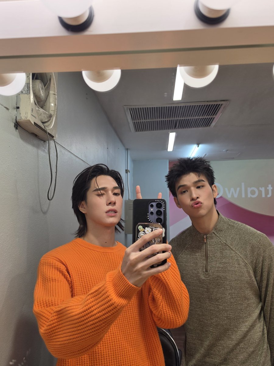 ถามแบบไม่ชิปนะคะ สกายส่งจุ๊บให้ใคร ให้คนถือกล้องป่าว อ่อๆ ใช่ๆ แล้วมือนานิ โป้ง ชี้ ก้อย ปะ อ่อๆ ใช่ๆ