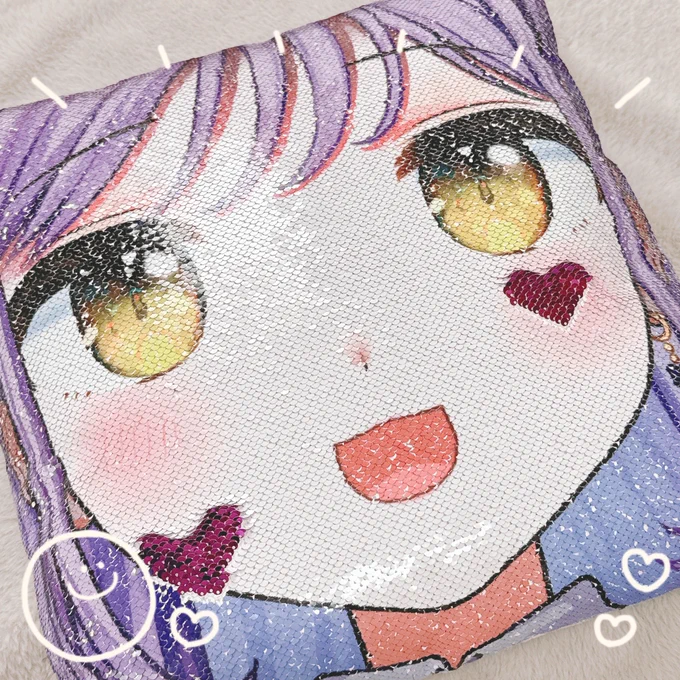 おそばせながら…こちらのでか宮クッションのサンプルをいただいておりました 手のひらで撫でる位の軽い力で遊べるの楽しい裏面にはイラスト使っていただいております!かわいー!! ※ちなみに1個普通に買ったので、我が家にはでか宮が2体存在します