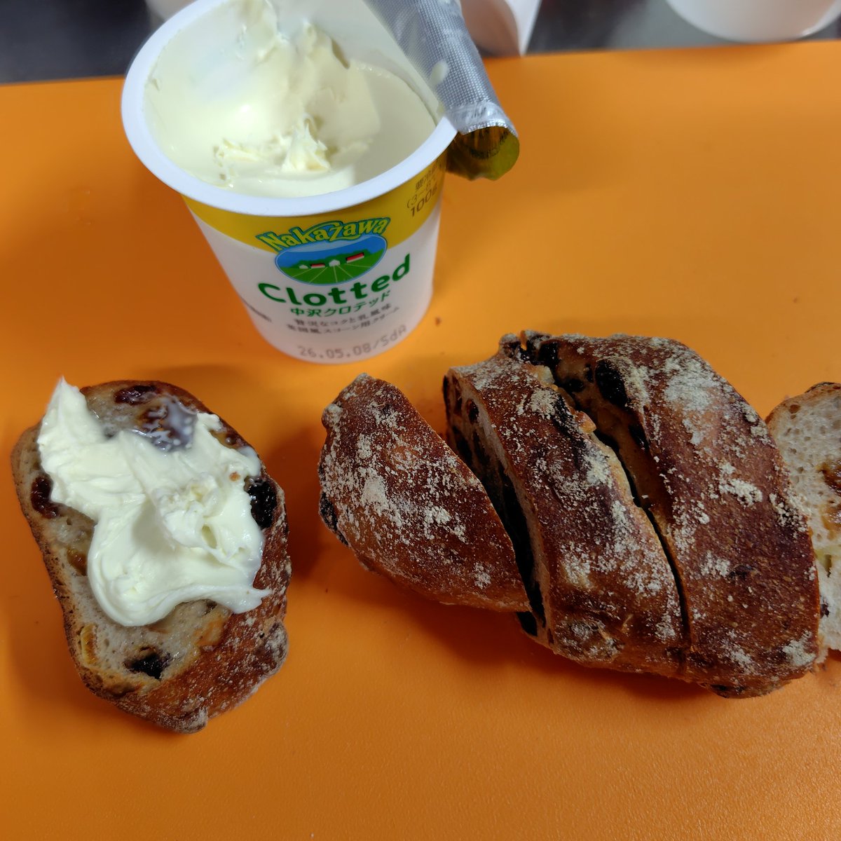 ちらっと内輪で話題になったクロテッドクリームイオンで見つけたから買ってきた
うん
酸っぱくない
完全にサワークリームと勘違いしてました🙇