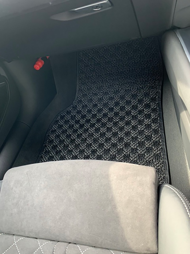 OfficialKAROmat's tweet image. Y．N様の #KAROマット 装着事例です。

車種:#アウディ #TT
マットタイプ:#SISAL ブラック／ブラック
【Y．N様装着事例】x.gd/1RH4j

#KARO #カロマット #AUDO #アウディTT