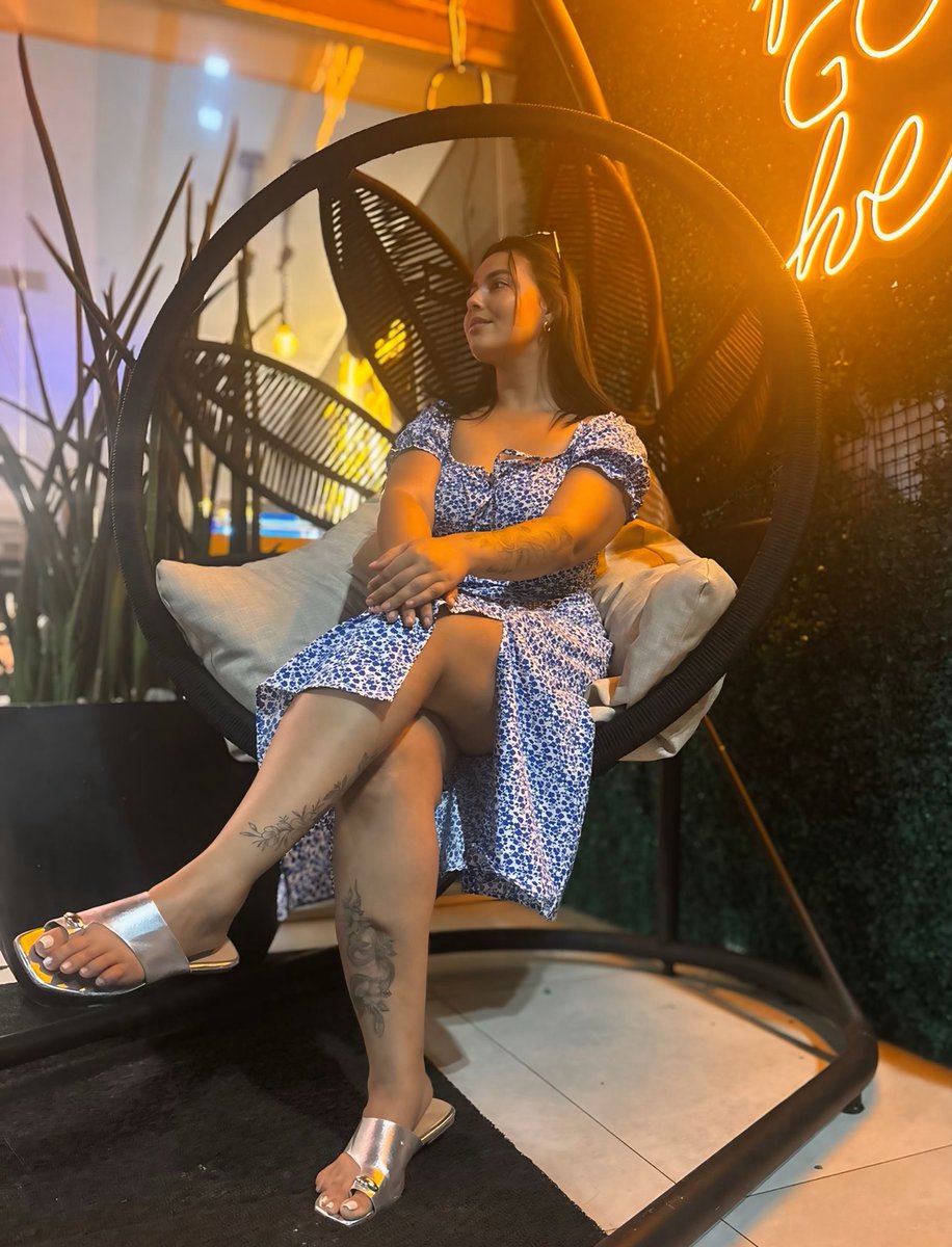 RainhadoLitoral's tweet photo. Nem todos merecem estar à minha altura alguns nasceram para admirar de baixo, em silêncio, aprendendo o verdadeiro significado de devoção.

Se você entende o valor de cada passo meu… então sabe exatamente qual é o seu lugar.

����✨
#Podolatria #Submissão #Fetiche #PoderFeminino https://t.co/7FjLJPyxfI